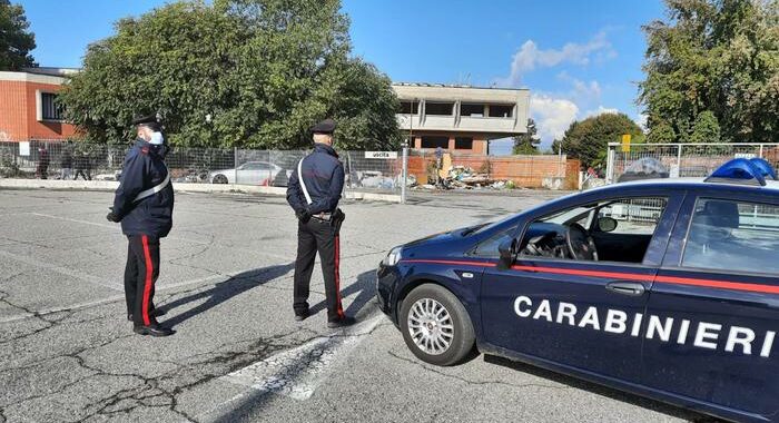 Rave con 700 no mask in paese con variante delta
