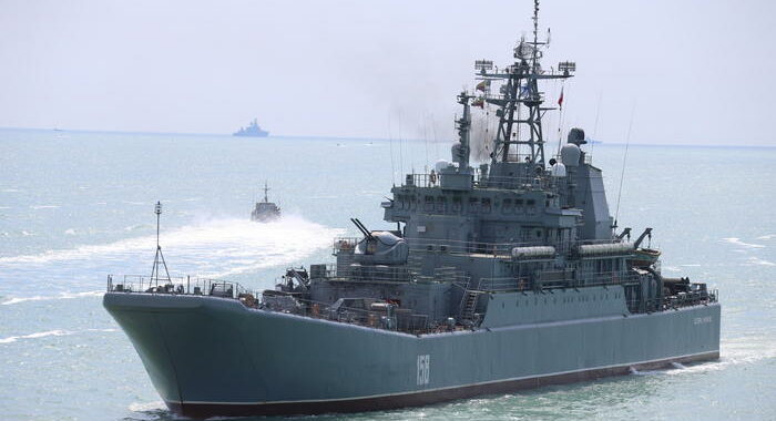 Russia, colpi avvertimento a nave militare Gb nel Mar Nero