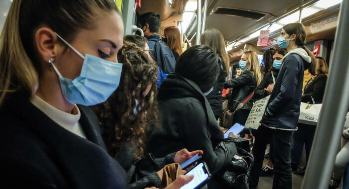 Senza mascherina ferisce due passeggeri su bus a Firenze