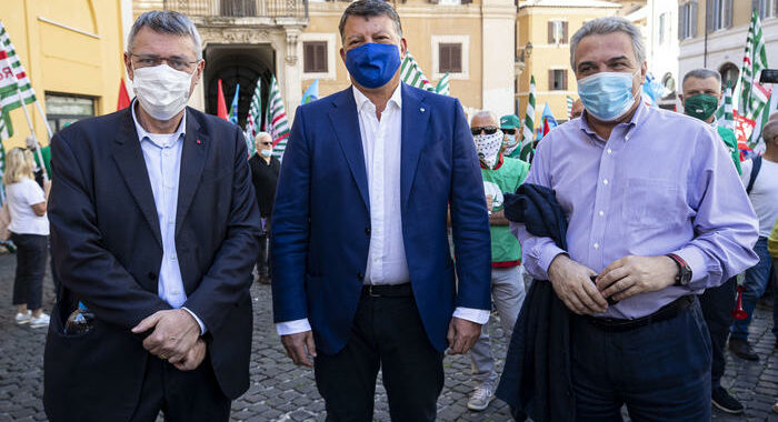 Sindacati, stop licenziamenti, manifestazioni sabato 26/6