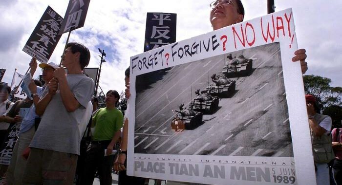 Tienanmen: tensione a Hong Kong, blindati e cannone ad acqua
