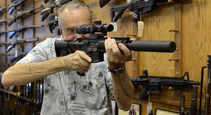Usa: giudice annulla divieto armi d’assalto in California