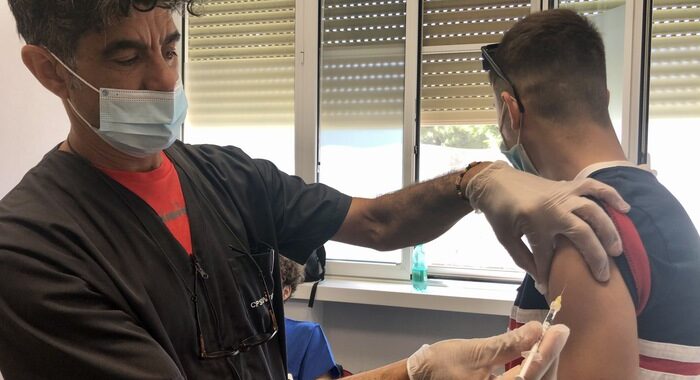 Vaccini:in Puglia dosi a over 12 fragili,’torniamo a vivere’