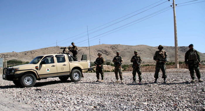 Afghanistan, soldati in fuga dai talebani in Tagikistan