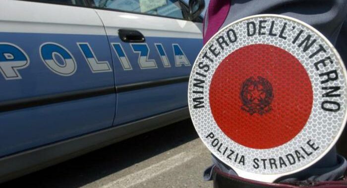 Aiuta automobilista in panne, poliziotto travolto e ucciso