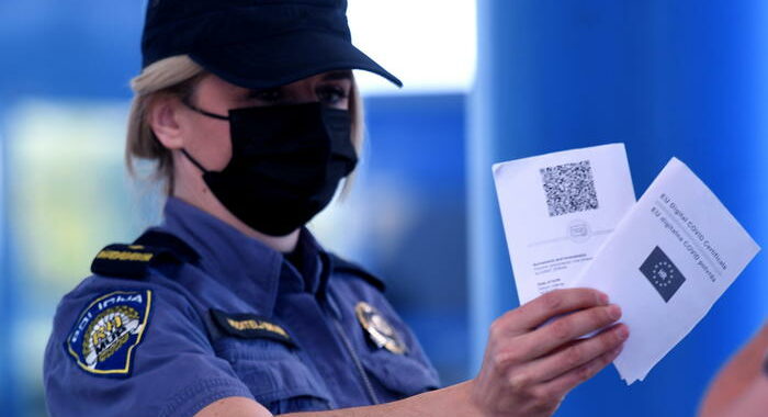 Al via Green Pass Ue, QR code per viaggiare