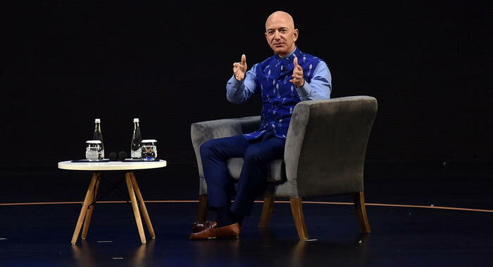 Amazon: Bezos record, vale 211 miliardi di dollari
