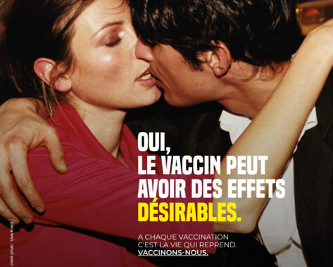 Baci, feste e vacanze sui manifesti pro vaccino in Francia