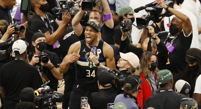 Basket: Nba, i Milwaukee Bucks vincono il loro secondo titolo