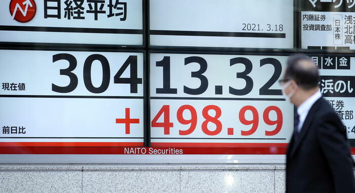 Borsa: a Tokyo apertura in aumento (+0,63%)