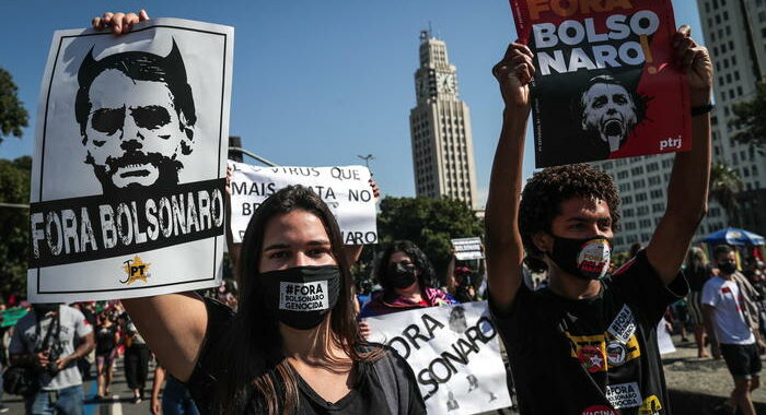 Brasile: decine di migliaia in piazza contro Bolsonaro