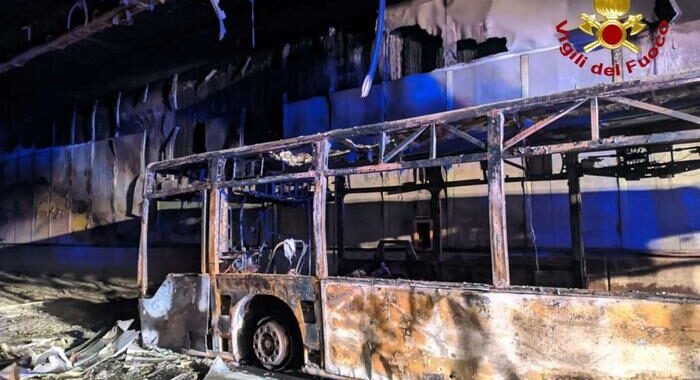 Bus a fuoco nel Lecchese, salvi 25 bimbi