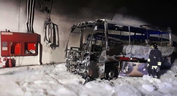 Bus prende fuoco: Procura di Lecco ha aperto un’indagine