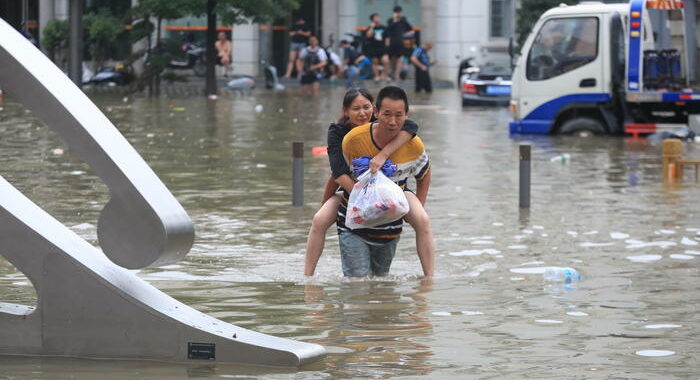Cina: inondazioni, 25 i morti e 7 i dispersi nell’Henan