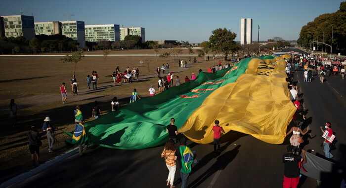 Covid: migliaia di brasiliani in piazza contro Bolsonaro