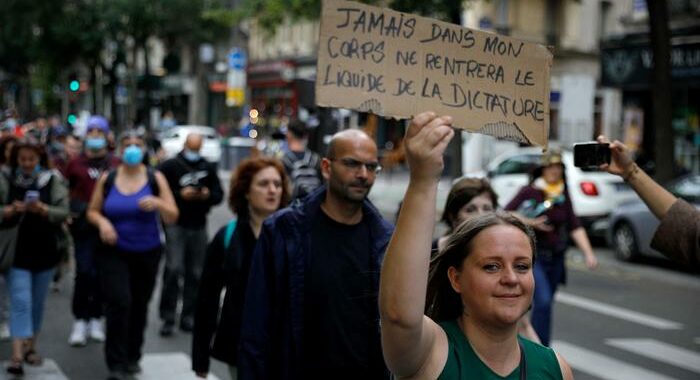 Covid: proteste in Francia, vandalizzati 2 centri vaccinali