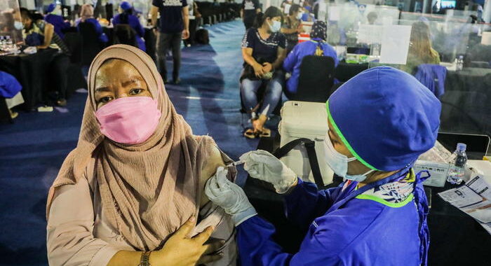 Covid:allarme Indonesia,1205 decessi e 54mila casi in 24 ore