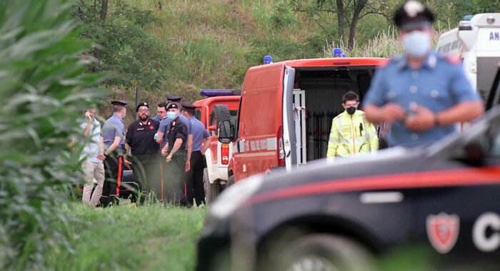 Due morte in un campo: trovato e sentito investitore