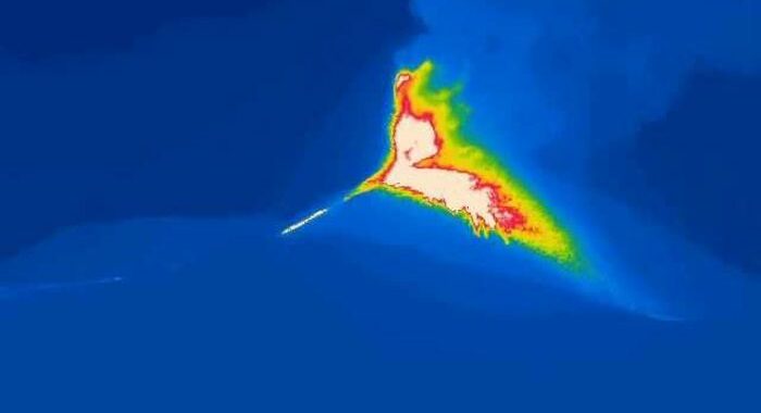 Etna: nuovo parossismo notturno, nube eruttiva alta 11 km