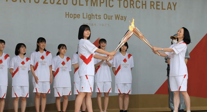 Fiamma olimpica arrivata a Tokyo, cerimonia senza pubblico