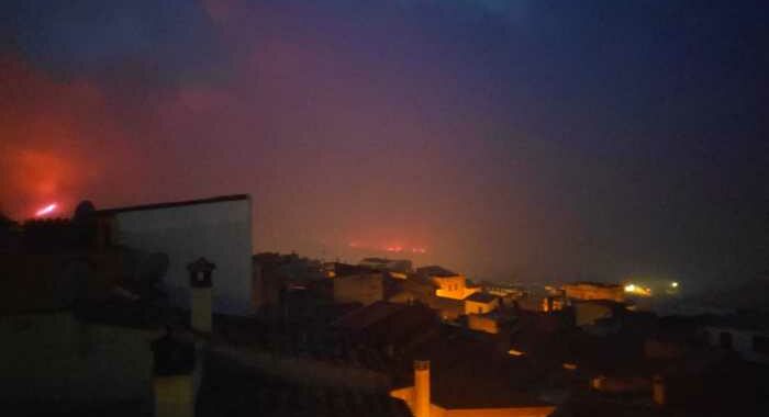 Fiamme hanno raggiunto centro abitato Cuglieri