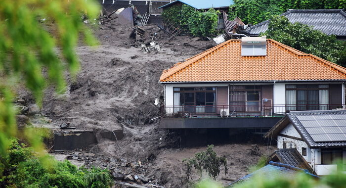 Giappone: Atami, piogge continue rallentano soccorsi