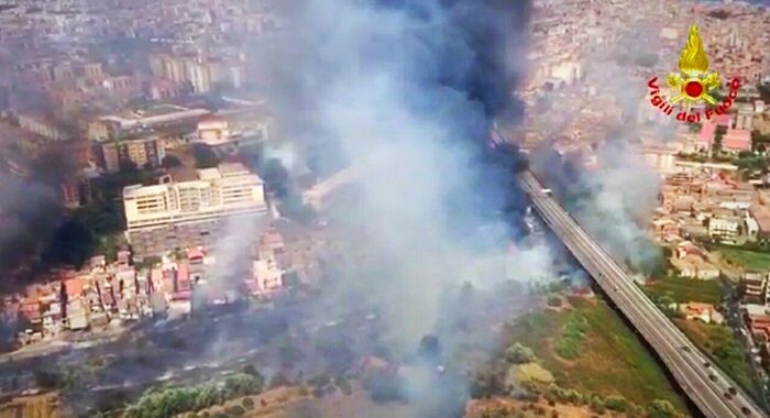 Incendi: Catania brucia, case evacuate, distrutto lido