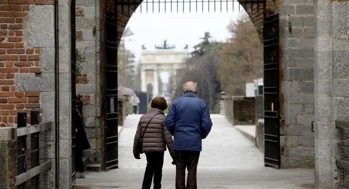 Inps: per nuove pensioni donne 498 euro in meno di uomini