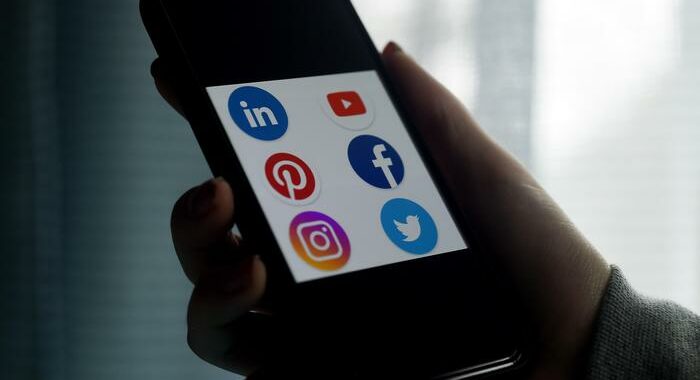 Instagram rende privati gli account sotto i 18 anni ;