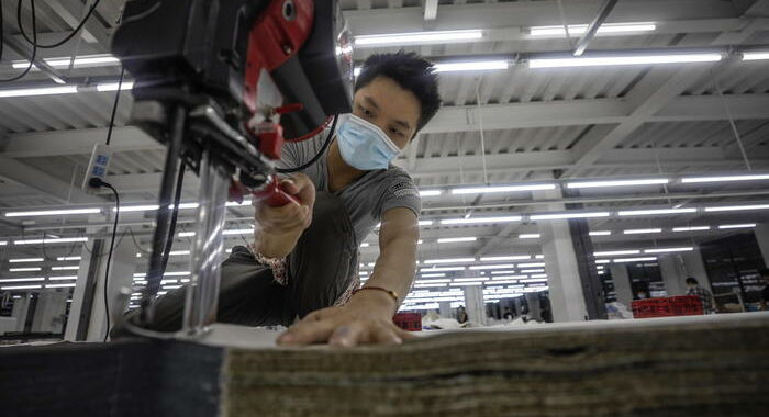 Istat: export maggio -2% mese, +41,9% anno