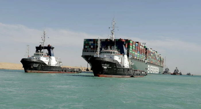 La nave che aveva bloccato il canale di Suez può ripartire
