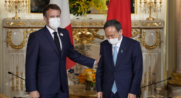 Macron a Tokyo incontra premier Suga, legame ‘eccezionale’