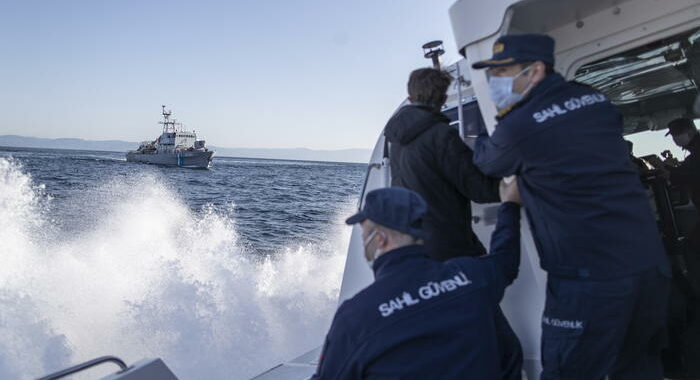 Migranti: affonda barcone con 45 a bordo a largo Turchia