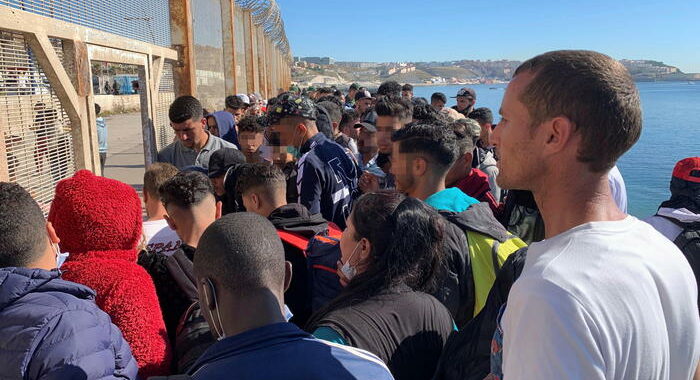 Migranti: oltre 100 sfondano il confine e entrano a Melilla