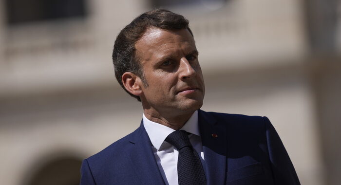 Pegasus: Macron cambia telefono dopo rivelazioni
