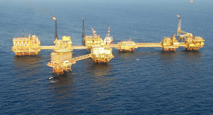 Petrolio: sale ancora dopo Opec+, Brent a 77,35 dollari