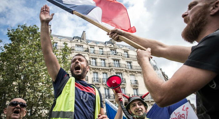Proteste contro Green Pass a Parigi, cariche alla Bastiglia