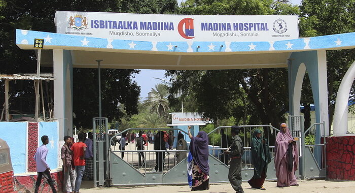 Somalia: attentato suicida a Mogadiscio in sala da tè, 10 morti