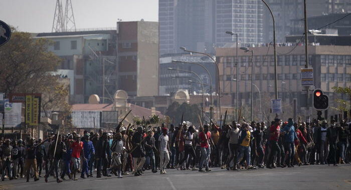 Sudafrica, esercito schiera i soldati per sedare i disordini