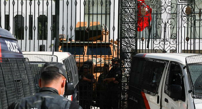 Tunisia: Saied caccia venti alti funzionari del governo