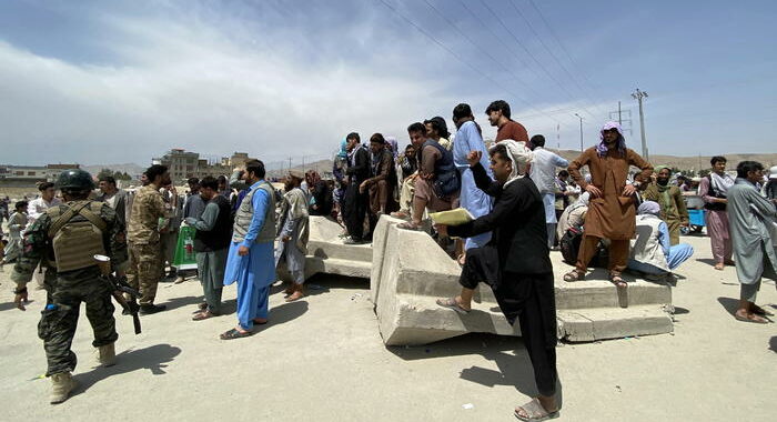 Afghanistan: 12 morti all’aeroporto di Kabul da domenica