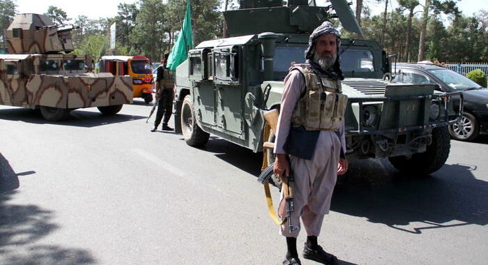 Afghanistan: a Kunduz si arrendono centinaia di soldati