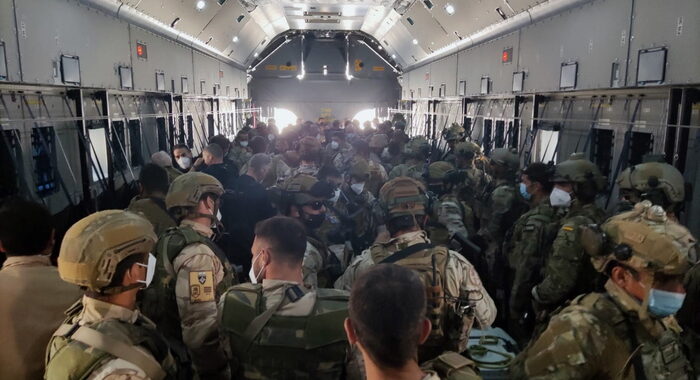 Afghanistan: atterrano in Spagna 400 evacuati dagli Usa