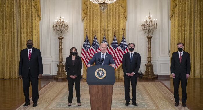 Afghanistan, Biden pronto a chiedere aiuto compagnie aeree