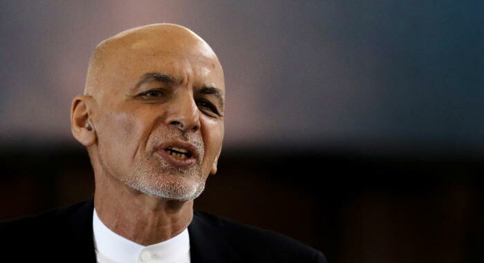 Afghanistan: Ghani subissato da critiche per la sua ‘fuga’