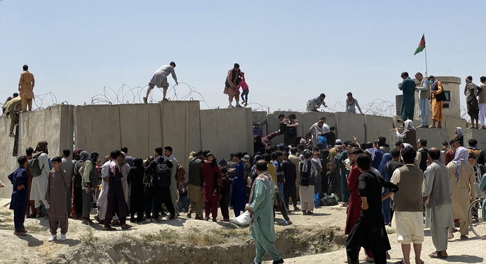 Afghanistan: media, almeno cinque i morti in aeroporto Kabul