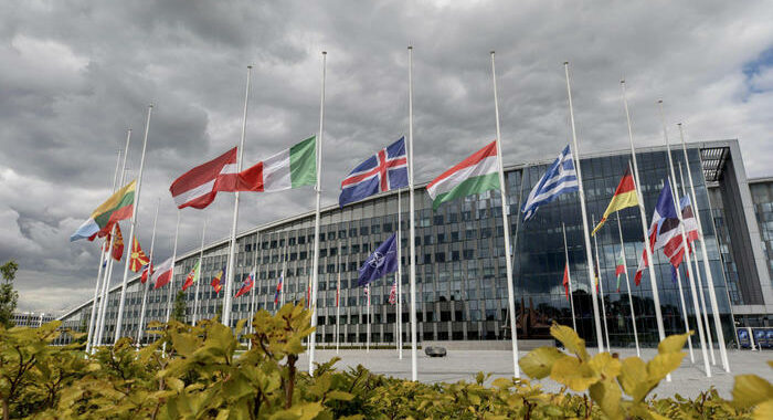 Afghanistan: Nato, bandiere a mezz’asta dopo attacco Kabul