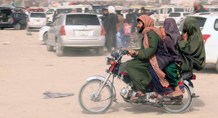 Afghanistan: Talebani, preso scalo Kandahar, resa truppe