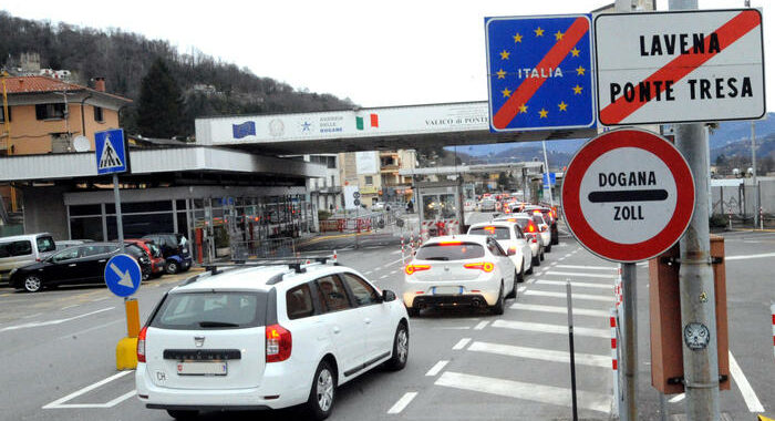 Aggredisce la polizia che gli spara, ferito gravemente