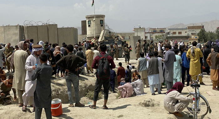 Almeno 3 morti nella calca all’aeroporto di Kabul
